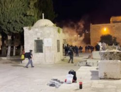 Miris! Pasukan Israel Serbu Jemaah Palestina Saat Ibadah Dalam Masjid Al-Aqsa
