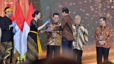 Kepri Provinsi Terbaik Tangani Covid-19, Gubernur Ansar Ahmad Terima Penghargaan Dari Presiden Jokowi
