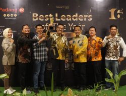 PadangTV Award 2023: Bupati Solsel Khairunas Jadi Best Leader of The Year 2023