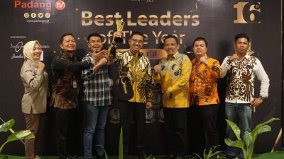 PadangTV Award 2023: Bupati Solsel Khairunas Jadi Best Leader of The Year 2023