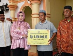 Bupati Fadia Arafiq Berikan Insentif Untuk Marbot dan Takmir Masjid di Pekalongan