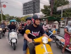Gaya Dico Ganinduto dan Chacha Frederica Ngabuburit Keliling Kendal Naik Vespa Kuning