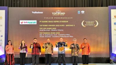 Selamat! Gubri Syamsuar Raih Penghargaan Top Pembina BUMD 2023