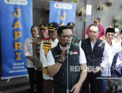 Ridwan Kamil Lelang Kaos Hasil Karyanya Bantu Santri Korban Kecelakaan Moge di Ciamis