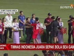Terharu! Menpora Dito Ariotedjo Kalungkan Sendiri Medali Emas SEA Games 2023 Pada Timnas U22