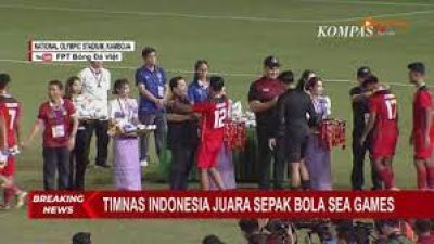 Terharu! Menpora Dito Ariotedjo Kalungkan Sendiri Medali Emas SEA Games 2023 Pada Timnas U22