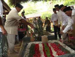 Prabowo Ziarah ke Makam Gus Dur di Tebuireng Jombang