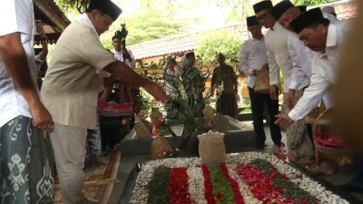 Prabowo Ziarah ke Makam Gus Dur di Tebuireng Jombang