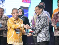 Gubri Syamsuar Raih Penghargaan Merdeka Belajar Dari Kemendikbud RI