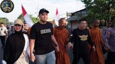 Toleransi Beragama, Dico Ganinduto Jalan Kaki Antar 32 Biksu Thu Dong Tinggalkan Kendal