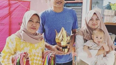 Sekarwati Sambangi Kurnia Meiga, Eks Kiper Arema Yang Ingin Jual Semua Piala dan Medali Untuk Hidup