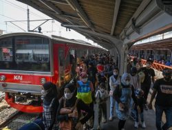 Langgar 3 Peraturan, Menko Luhut Pastikan Tak Ada Impor KRL Bekas
