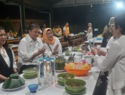 Bertemu Kader Golkar di Bandung, Airlangga Hartarto Cicipi Cuanki, Bacang dan Sate Maranggi