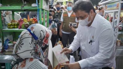Naik KA ke Cirebon, Menko Airlangga Cek Aktivitas Ekonomi Masyarakat Usai Pandemi