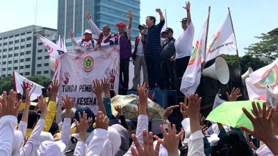Tolak RUU Kesehatan, Fraksi Demokrat Temui Pendemo di Halaman Gedung DPR