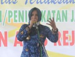 Wow! Fadia Arafiq Gratiskan Seragam Sekolah Siswa Tak Mampu di Pekalongan