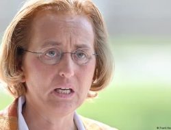 Anggota DPR Jerman Dilumuri Kotoran Binatang oleh Pengunjuk Rasa Saat Pidato