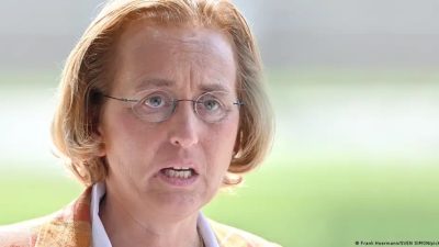 Anggota DPR Jerman Dilumuri Kotoran Binatang oleh Pengunjuk Rasa Saat Pidato