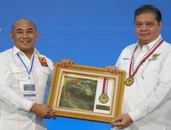 Menko Airlangga Raih BKTI PII Award sebagai Tokoh Transformasi Industri