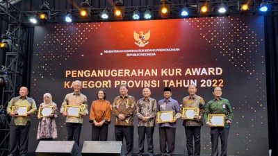 Gubernur Lampung Arinal Djunaidi Terima KUR Award Dari Menko Airlangga