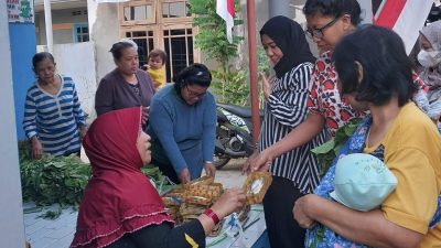 Fungsionaris Partai Golkar Sekarwati Turun Menyapa Ibu-Ibu di Malang Sambil Berbagi Sayuran