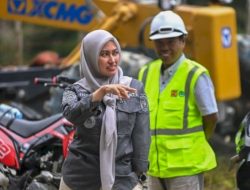 Kemudikan Sendiri Mobil Dinas, Bupati Indah Putri Indriani Tinjau Langsung Pengerjaan Ruas Jalan Rongkong-Seko