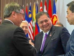 Menko Airlangga Pastikan Bulog Punya Cukup Cadangan Beras Untuk Operasi Pasar