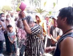 Tarif PDAM Naik, Puluhan Warga Mandi di Depan Kantor Walikota Palembang