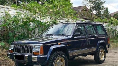 Keluarga Eks Walikota Bekasi Rahmat Effendi Serahkan 2 Mobil Cherokee ke KPK