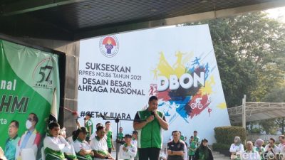 Hadiri HUT Ke-57 KAHMI, Menpora Dito Ariotedjo Sapa Mahfud MD Sebagai Wapres