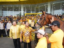 Perlambang Maju dan Cepat, Prabowo Dapat Hadiah Seekor Kuda Dari Airlangga Hartarto