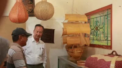 Menperin Agus Gumiwang Kepincut Kerajinan Bambu Gintangan Banyuwangi, Pesan Replika Kapal Phinisi dan Wayang