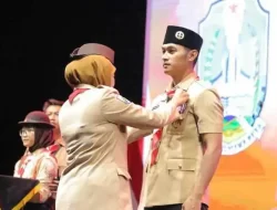 Bupati Aditya Halindra Faridzky Terima Lencana Pancawarsa Dari Gubernur Jatim