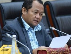 Sarmuji Soal Pose Tiga Jari Pilot Garuda dan Mahfud MD: Capres-Cawapres Harus Tahan Diri