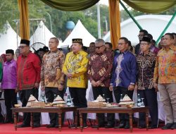 Wakil Ketua DPRA, Teuku Raja Keumangan Serahkan Piala Juara I Pada Penutupan PKA Ke-8 Tahun 2023