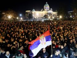 Serbia Rusuh, Polisi Tembakkan Gas Air Mata ke Massa Yang Tolak Hasil Pemilu