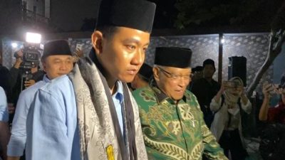 Sambangi Ponpes Ats Tsaqofah Ciganjur, Gibran Dikalungi Sorban KH Said Aqil Siradj