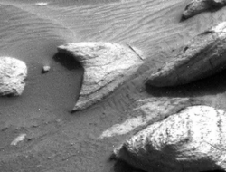 NASA Temukan Struktur Aneh Mirip Lambang Ikonik ‘Star Trek’ di Mars