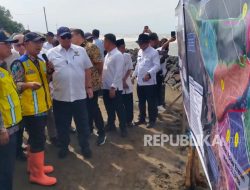 Tinjau Banjir Rob di Eretan, Indramayu, Menko Airlangga Janji Bangun Tanggul Pantai