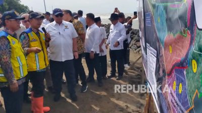 Tinjau Banjir Rob di Eretan, Indramayu, Menko Airlangga Janji Bangun Tanggul Pantai
