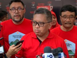 Hasto Pamer Gaya Blusukan Ganjar: Rakyat Datang Berbondong-bondong