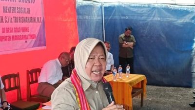 Mensos Risma Sambangi NTT: Tebar Bansos dan Bantu Warga Ternak Babi dan Ayam