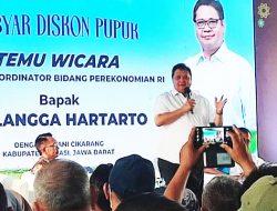 Menko Airlangga Bagikan Pupuk Diskon Untuk Para Petani di Cikarang, Bekasi