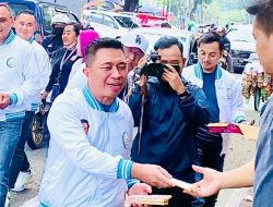 Menangkan Prabowo-Gibran, Relawan Bagikan Ribuan Coklat ke Masyarakat
