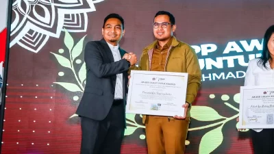 Pilar Saga Ichsan Terima Penghargaan Atas Inisiatif Penyaluran Zakat Untuk Korban Kekerasan di Tangsel