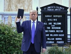 Donald Trump Jualan Alkitab Seharga Rp. 950 Ribu Jelang Hari Paskah