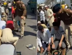 Polisi India Terekam Kamera Tendang Jamaah Muslim Yang Sedang Sholat di Delhi