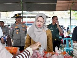 Indah Putri Indriani Tinjau Langsung Gerakan Pangan Murah di Kantor Dinas Perpustakaan Lutra