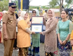 Gubernur Kalsel Sahbirin Noor Berangkatkan Umroh 2 Ibu Rumah Tangga di Hari Kartini