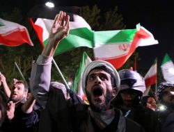 Ribuan Warga Iran Gelar Aksi Dukung Serangan: Matilah Israel, Matilah Amerika!